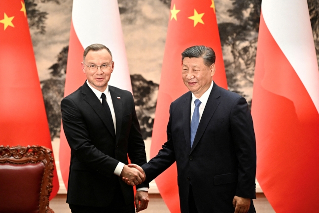 지난 24일 중국 베이징에서 만난 시진핑 중국 국가주석(오른쪽)과 안제이 두다 폴란드 대통령./로이터 연합뉴스