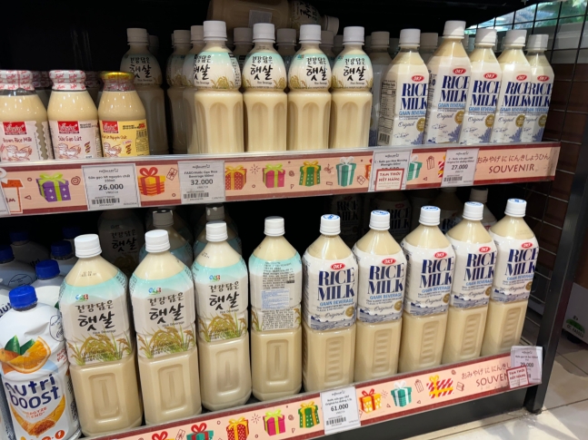 베트남 현지 대형마트에서 판매되는 OKF와 정식품의 쌀 음료 모습. /양범수 기자