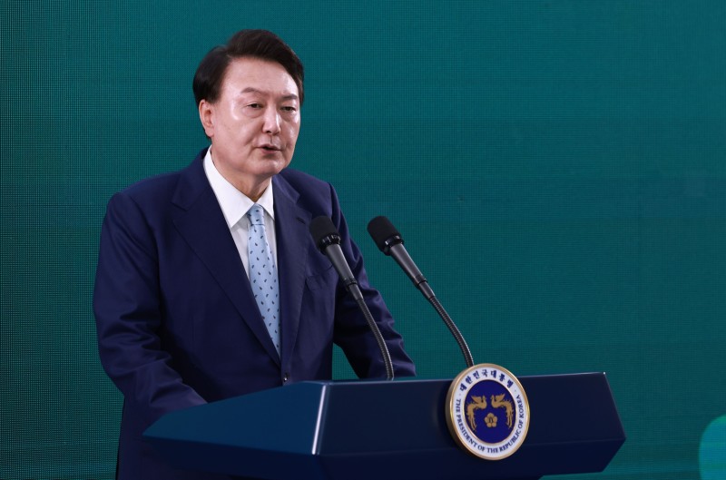 尹 대통령 “<b>김진표</b> 회고록, 멋대로 왜곡... 개탄스러운 일”