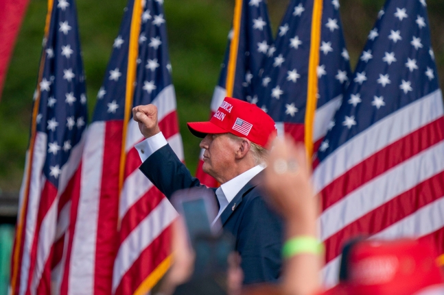  28일(현지 시각) 미 버지니아주 체서피크에서 대규모 옥외유세에 나선 트럼프 전 대통령. /EPA연합뉴스