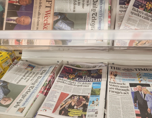 29일(현지시간) 영국 런던 상점의 한 신문 진열대에 미국 대선 TV 토론 기사를 다룬 영국 신문들이 놓여 있다. /연합뉴스