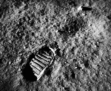 아폴로 11호 선장 닐 암스트롱이 1969년 7월 20일 달 표면에 남긴 인류 최초의 발자국. 미국은 최근 중국과 달에 있는 역사적 유산을 보호하기 위한 논의에 나섰다./미 항공우주국(NASA)