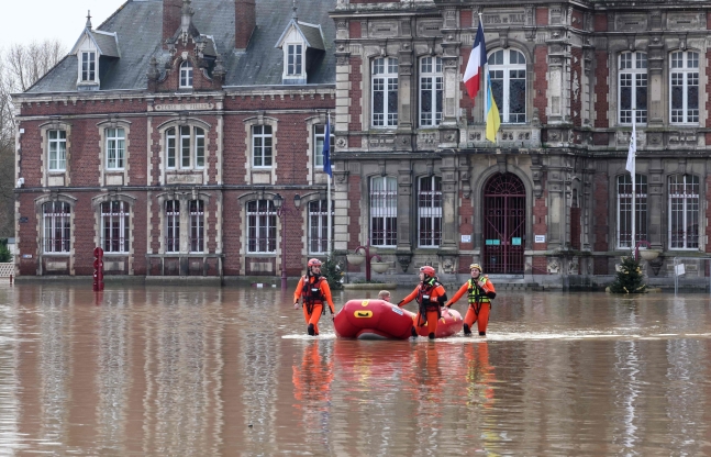 올해 1월 프랑스 북부 마을들이 물에 잠기면서 이재민 수백명이 발생했다. /연합뉴스