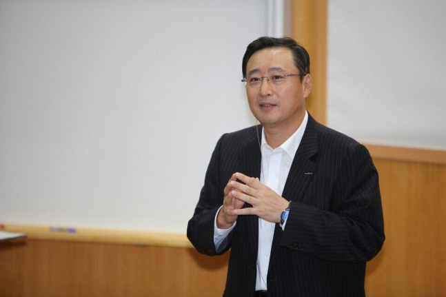 김남구 한국투자금융지주 회장이 한 행사에서 강연하고 있다. / 한국투자증권