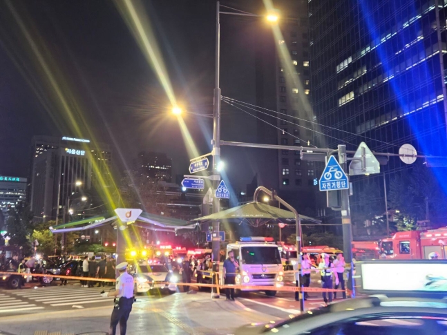 1일 오후 9시 27분쯤 대형 교통사고가 발생한 서울 시청역 인근 교차로를 경찰이 통제하고 있다. /독자제공