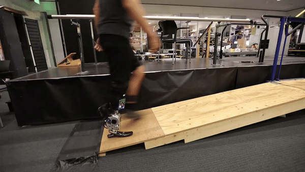 미국 매사추세츠공대(MIT) 연구진이 개발한 '완전 신경 제어' 로봇 의족을 착용한 다리 절단 환자가 걷는 모습. 다리 신경을 최대한 보존하는 수술을 통해 보행 알고리즘 입력 없이도 자연스러운 움직임이 가능하다./네