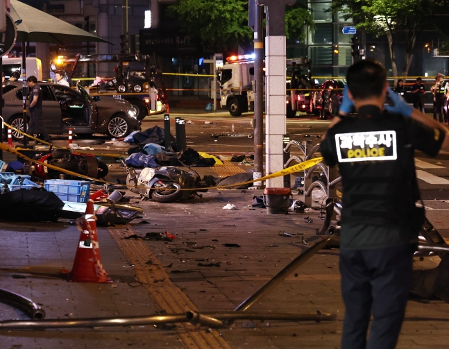 2일 새벽 13명의 사상자가 발생한 서울 시청역 교차로 교통사고 현장에서 과학수사대원들이 현장감식을 하고 있다. /뉴스1