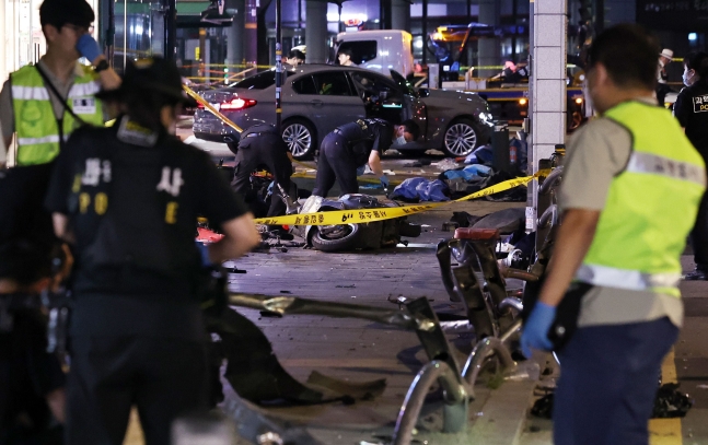 2일 새벽 13명의 사상자가 발생한 서울 시청역 교차로 교통사고 현장에서 과학수사대원들이 현장감식을 하고 있다./뉴스1