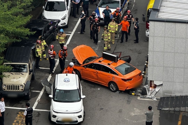3일 오후 서울 중구 국립중앙의료원 응급실 앞에서 70대 운전자의 택시 돌진 사고가 발생했다./뉴스1