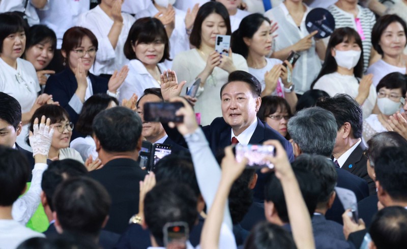 尹 <b>대통령</b> “갈등·대립이 우리 사회 미래 위협... 역사관·국가관·안보관 바...