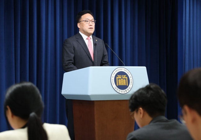 Kim Byung-hwan, the newly appointed candidate for the chairmanship of the Financial Services Commission, is speaking about his nomination at a briefing room at the Blue House in Yongsan on the 4th. /News1