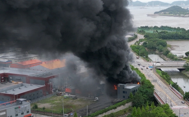 5일 오전 경기 화성시 전곡산업단지 내 한 공장에서 불이나 검은 연기가 피어오르고 있다. 이날 화재가 발생한 곳은 최근 근로자 23명이 사망한 일차전지 업체 공장 인근이다. /연합뉴스