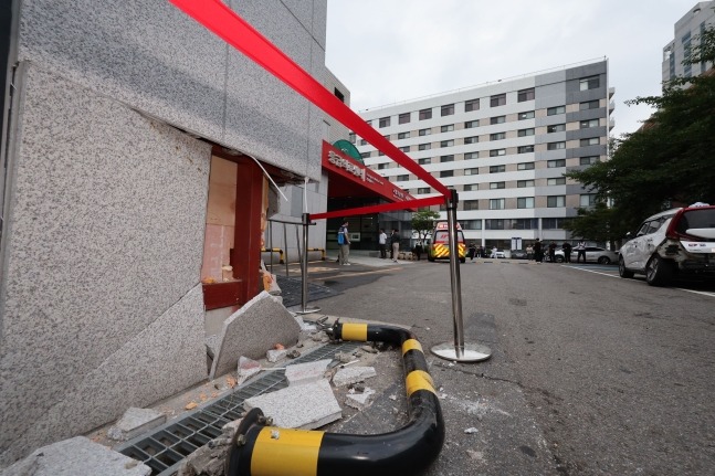 7월 3일 오후 서울 중구 국립중앙의료원 응급실 앞 벽면이 택시 차량 돌진 사고로 파손돼 있다. /뉴스1