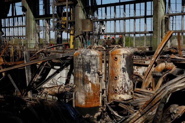 지난 4월 러시아 군의 공습에 의해 파괴된 우크라이나 발전소 모습. / 로이터 연합뉴스