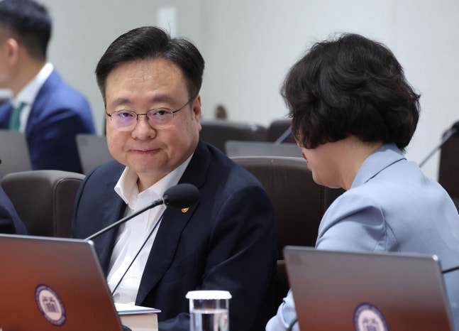 Minister of Health and Welfare Cho Kyu-hyung (left) and Minister of Patriots and Veterans Affairs Kang Jung-ae having a conversation at the Presidential Office in Yongsan, Seoul on the 2nd. /Presidential Communication Team