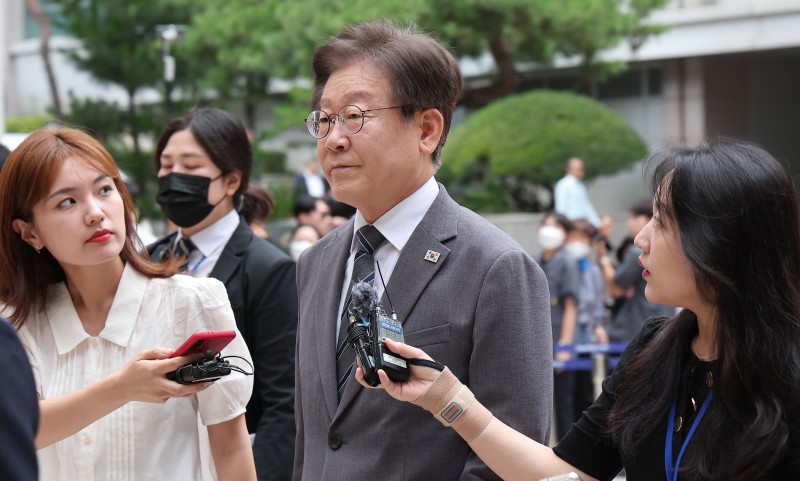 검찰, ‘법카 유용 의혹’ <b>이재명 부부</b> 소환 통보