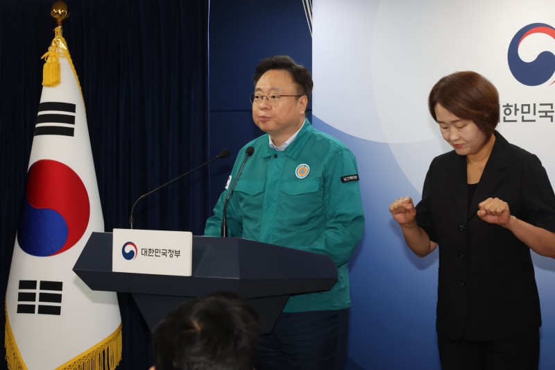 [속보] 정부 “<b>전공의 행정처분</b> 복귀여부 상관없이 철회”