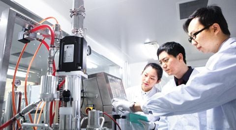 북경한미 연구센터에서 중국인 연구원들이 생물 의약품을 만드는 세포 배양기를 점검하고 있다. /한미약품