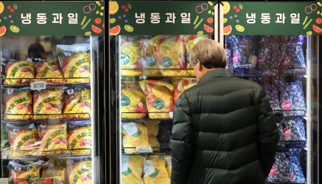 오후 서울 시내 한 대형마트에서 한 시민이 수입 냉동과일을 고르고 있다. /뉴스1