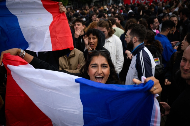 7일(현지시간) 프랑스 낭트 시내에 모인 시위대가 삼색기를 들고 이날 발표된 총선 2차 투표 결과에 기뻐하고 있다. 이날 치러진 프랑스 총선 2차 투표에서는 좌파 연합 신민중전선(NFP)이 극우 정당을 누르고 1당 