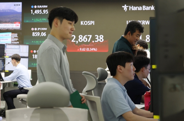9일 오후 서울 중구 하나은행 딜링룸에서 직원들이 업무를 보고 있다. 이날 코스피는 전장 대비 9.62포인트(0.34%) 오른 2867.38로, 코스닥지수는 전장보다 1.15포인트(0.13%) 오른 860.42로 마