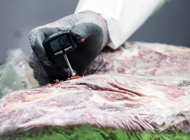 농림축산검역본부 관계자들이 경기도 광주시의 한 냉동창고에서 미국산 쇠고기에 대한 현물검사를 하고 있다. /뉴스1
