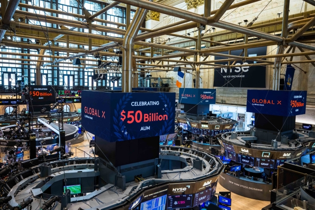 미국 뉴욕증권거래소(NYSE)에 게재된 글로벌엑스 운용자산 500억달러 돌파 기념 이미지. /미래에셋자산운용 제공