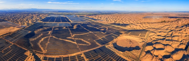 중국 네이멍구자치구 서남부 어얼둬쓰시의 쿠부치 사막에 있는 중국 최대 규모의 ‘다라터 태양광 발전 기지./바오터우시 제공