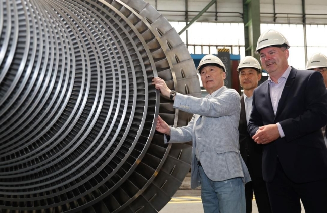 박정원 두산그룹 회장이 지난 5월 체코 두산스코다파워를 방문해 증기터빈 생산 현장을 살펴보고 있다./두산그룹 제공.