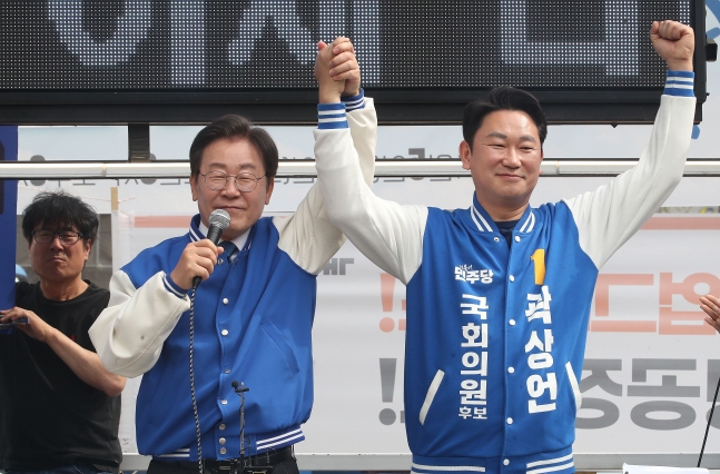 지난 4월 8일 이재명 당시 더불어민주당 대표가 서울 종로구 국회의원 선거에 출마한 곽상언 후보의 지지를 호소하고 있다. /뉴스1