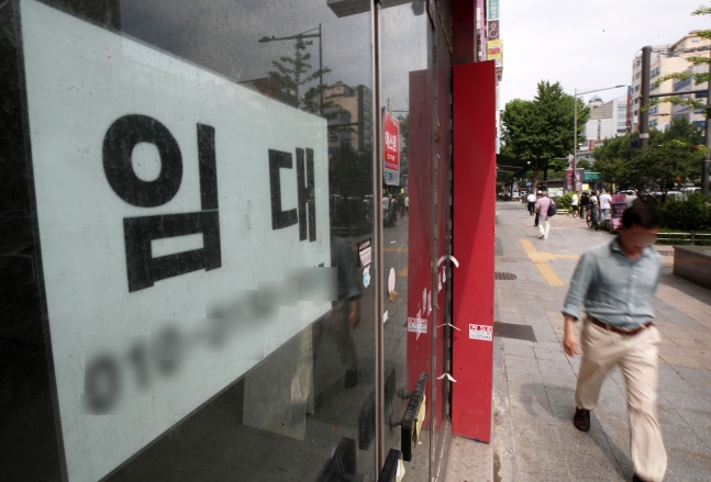 서울 종로의 한 대로변 건물에 임대 안내문이 붙어 있는 모습. /뉴스1