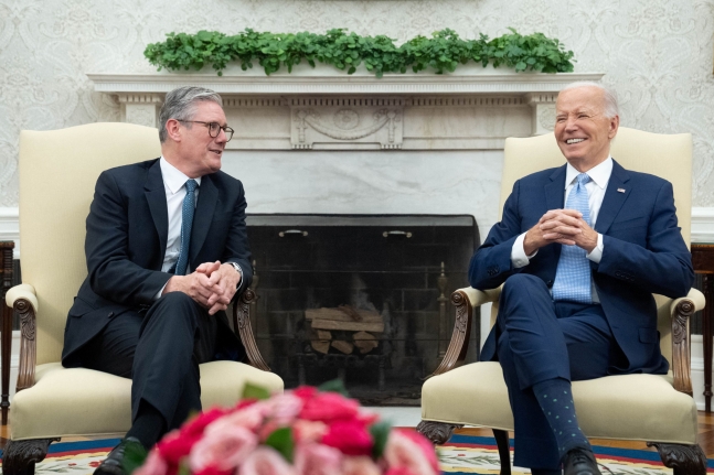 키어 스타머 영국 총리가 나토 정상회담에 참석하기 위해 미국을 방문하고 있는 가운데 10일(현지 시각) 백악관에서 조 바이든 대통령을 만났다. / 로이터 