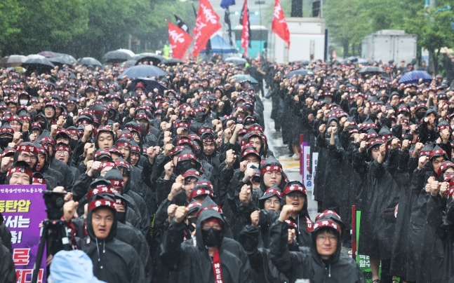 지난 8일 오전 경기도 삼성전자 화성사업장 앞에서 열린 전국삼성전자노동조합 총파업 결의대회에서 조합원들이 구호를 외치고 있다./연합뉴스 