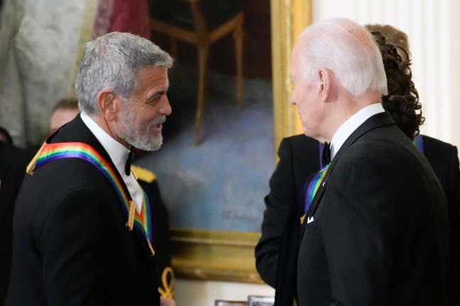 영화배우 조지 클루니(왼쪽)와 조 바이든 미국 대통령. /AP