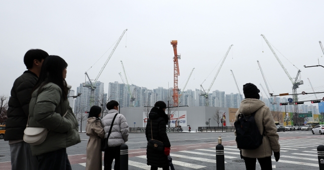 서울 송파구 재건축 아파트 현장 앞으로 시민들이 지나가고 있다. 2024.1.9/뉴스1 ⓒ News1 박지혜 기자