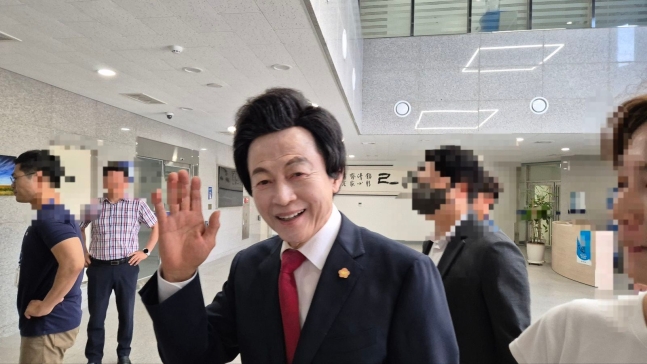 허경영 국가혁명당 대표가 3일 신도 성추행 혐의로 경찰 조사를 받기 위해 경기북부경찰청에 출석했다. /뉴스1