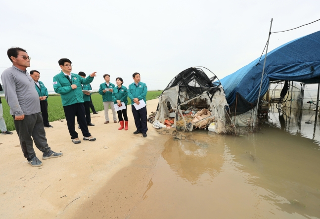 권재한 농촌진흥청장이 11일 전북 익산시에서 영농 침수 피해 상황을 점검하고있다. (농촌진흥청 제공) /뉴스1