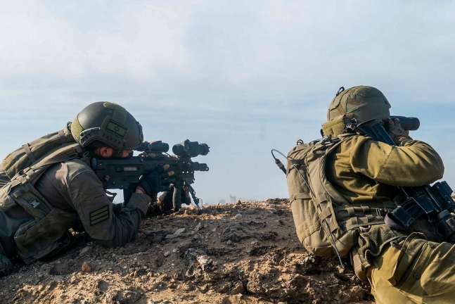 이스라엘 군인들이 가자지구에서 지상 작전을 펼치고 있는 모습/연합 