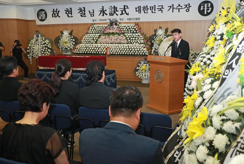 故 <b>현철 영결식</b> ‘눈물바다’… 태진아·설운도·박구윤 등 추모