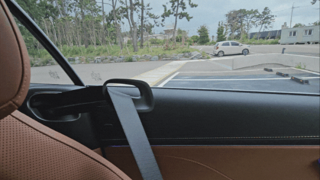 The seatbelt extender function in the CLE 450 Cabriolet. /Reporter Kim Jihwan