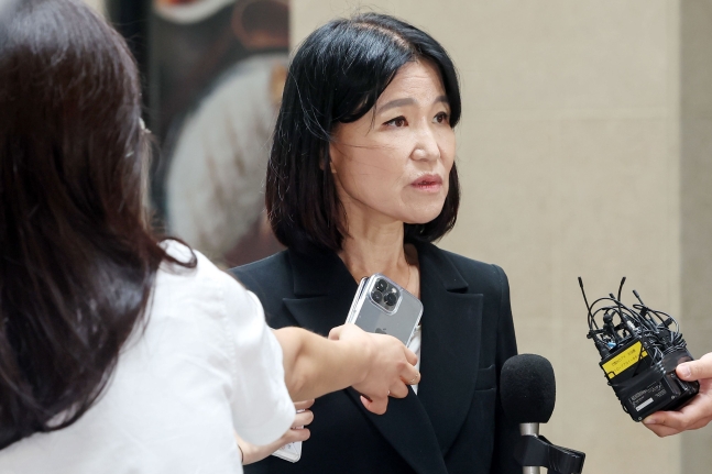 Euijin Sook, a candidate for the chairman of the Korea Communications Commission, answers questions from reporters as she arrives at an office building in Gwacheon, Gyeonggi Province on the morning of the 8th to prepare for her confirmation hearing./News1