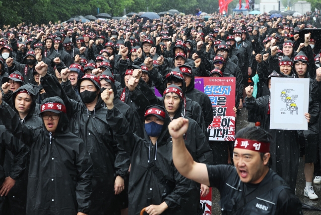 지난 8일 오전 경기도 화성시 삼성전자 화성사업장 앞에서 열린 전국삼성전자노동조합 총파업 결의대회에서 조합원들이 구호를 외치고 있다. /연합뉴스