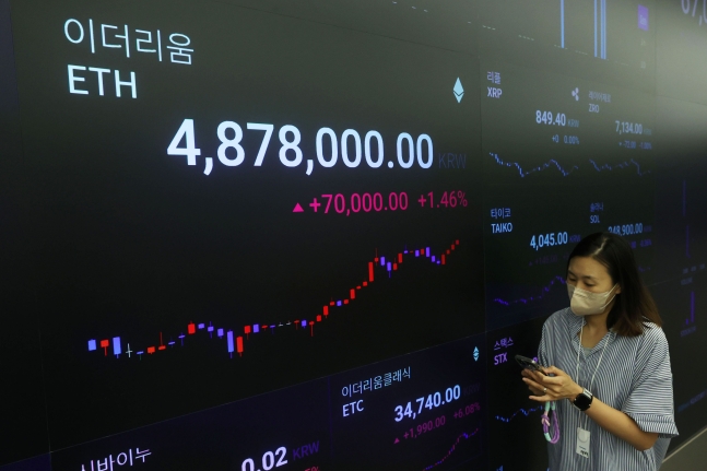 미국 증권거래위원회(SEC)는 가상화폐 이더리움 현물 상장지수펀드(ETF) 거래를 승인했다고 22일(현지 시각) 밝혔다. SEC는 ETF 출시를 신청한 8개 자산운용사 중 최소 2개 회사의 상품이 23일부터 거래를 