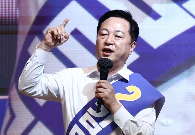 Kim Du-kwan, a candidate for the Democratic Party leader. /News1