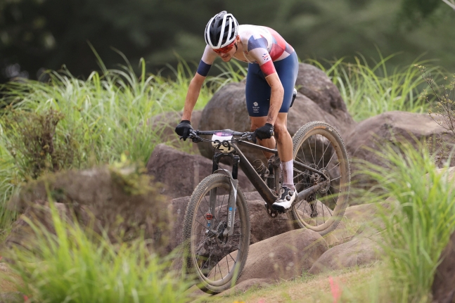 2021년 일본에서 열린 도쿄올림픽 MTB 경기 장면. 거친 산악 지형을 달려야 하는 이 종목에서는 탄소섬유의 충격 흡수 능력이 빛을 발한다. 탄소섬유는 항공우주산업에서도 항공기, 로켓의 성능을 높이기 위한 후보 소