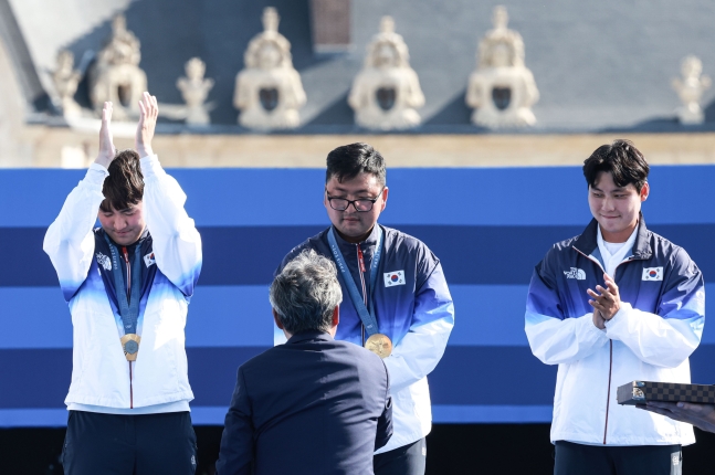 대한민국 남자 양궁대표팀이 30일(한국시각) 프랑스 파리 앵발리드에서 열린 2024 파리올림픽 양궁 남자 단체전 결승 시상식에서 금메달을 수여 받고 있다. /뉴스1