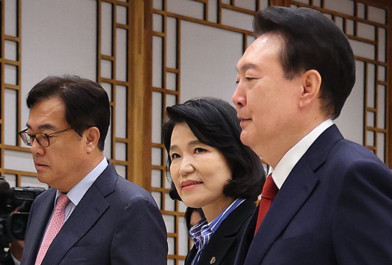 尹 대통령, <b>이진숙 방통위원장 임명장</b> 수여... “고생 많으시다”