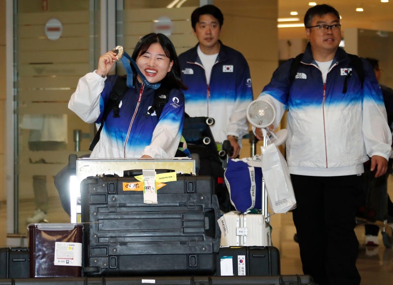 파리 올림픽 사격 <b>금지현</b>, '한국 첫 메달' 딸에게도 선물