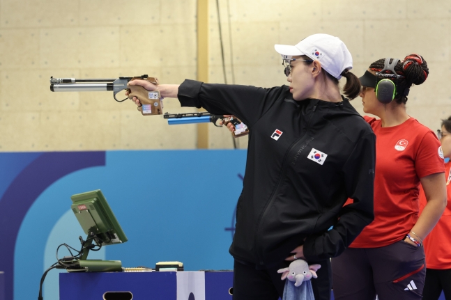 2024 파리올림픽 사격 공기권총 10m 여자 결선에 진출한 김예지가 연습을 하고 있다. /연합뉴스