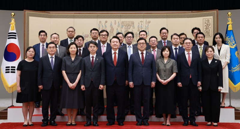 尹 <b>대통령</b>, 김완섭 환경부 장관 등 5명에 <b>임명장 수여</b>
